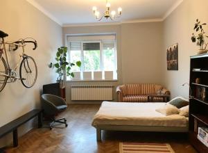 um quarto com uma cama e uma bicicleta na parede em Mieszkanie Centrum 60 m na wylacznosc em Lublin