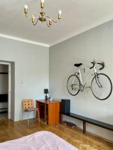 uma bicicleta pendurada numa parede num quarto em Mieszkanie Centrum 60 m na wylacznosc em Lublin