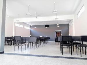 Duży pokój z czarnymi stołami i krzesłami w obiekcie Almirante Brown 49 w mieście Mar de Ajó