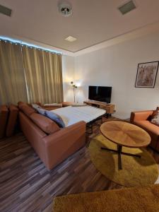 ein Wohnzimmer mit einem Sofa, einem Bett und einem Tisch in der Unterkunft Altstadt-Apartment Rothenberg in Wernigerode