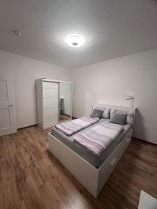 ein Schlafzimmer mit einem großen Bett in einem Zimmer in der Unterkunft Wohnen am Wasser - Privatzimmer - Sharing Apartment in Konstanz