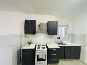 O bucătărie sau chicinetă la Coral Cove Comfort Apartment Room 3 +10 fotografii
