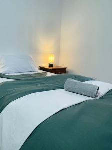 Un pat sau paturi într-o cameră la Coral Cove Comfort Apartment Room 3