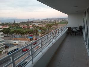 uma varanda com vista para a cidade em Enjoy Serena Sea View em La Serena