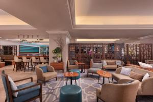 - un hall d'accueil avec des canapés, des chaises et des tables dans l'établissement Lisbon Marriott Hotel, à Lisbonne