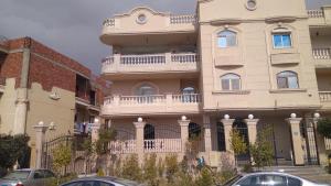 een groot gebouw met een balkon aan de zijkant bij 5th Settlement Shaya in Caïro
