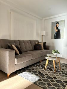 sala de estar con sofá y mesa en Casa La Victoria en Málaga