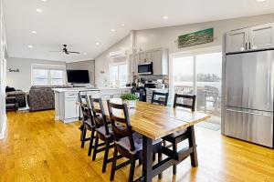 a kitchen and dining room with a wooden table and chairs at Casa de Nello - Upper Level in Antioch