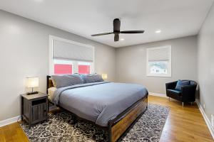 um quarto com uma cama e uma ventoinha de tecto em Casa de Nello - Upper Level em Antioch