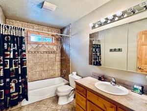uma casa de banho com um lavatório, um WC e um chuveiro em Island Park Retreat - 22 Miles to West Yellowstone - Air Condition - Wifi - Large Deck - Large soaking tub - Smart Tvs em Rea