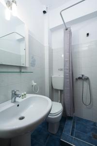 リメナリアにあるKentrikon Roomsの白いバスルーム(洗面台、トイレ付)