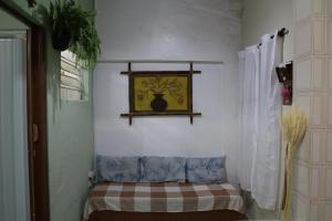 卡拉瓜塔圖巴的住宿－Recanto do Sossego，一间墙上挂着照片的带床的房间