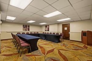 una sala conferenze con tavolo e sedie di Best Western The Plaza Hotel - Free Breakfast a Honolulu