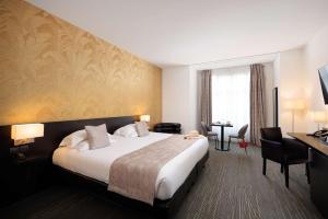 Un pat sau paturi într-o cameră la Best Western Plus Hôtel Massena Nice