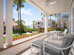 une terrasse couverte avec des chaises et une table. dans l'établissement Beach Village at The Del, Curio Collection by Hilton, à San Diego
