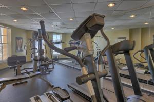 un gimnasio con varias máquinas de correr en una habitación en The Indies 708 en Fort Morgan