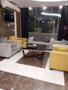 een woonkamer met banken en een salontafel bij نون للشقق المفروشة in Jazan