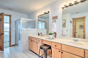 Bathroom sa The Craftsman, large & boutique Galena retreat