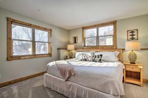 um quarto com uma cama grande e 2 janelas em The Craftsman, large & boutique Galena retreat em Galena