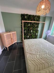 ein Schlafzimmer mit einem Bett und einer grünen Wand in der Unterkunft Joli app. lumineux gare st Charles in Marseille
