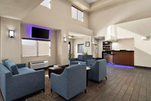 una sala de espera con sofás, sillas y TV en Comfort Suites University Las Cruces, en Las Cruces