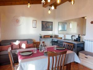 une salle à manger avec une table et une cuisine dans l'établissement 5 Min Giardini Hanbury, Pazzesca Vista sul Mare, à Vintimille