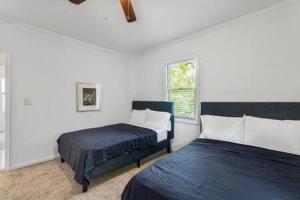 um quarto com 2 camas e uma janela em Spacious Home Near Zoo Atlanta Slps 12 with Prk BBQ em Atlanta