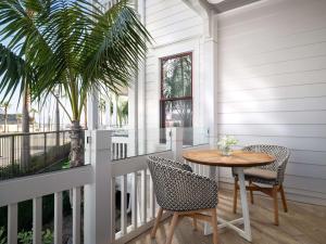 圣地亚哥Shore House at The Del, LXR Hotels & Resorts的门廊配有木桌和两把椅子