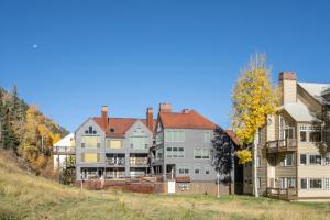 een groot huis bovenop een heuvel bij Cozy Condo steps to Coonskin lift in Telluride