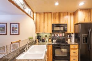 Η κουζίνα ή μικρή κουζίνα στο Ski-in Ski-Out Ground Floor Easy Access Ski Condo