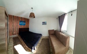 un soggiorno con divano e finestra di Winterfell Apartment Popova Shapka a Popova Shapka