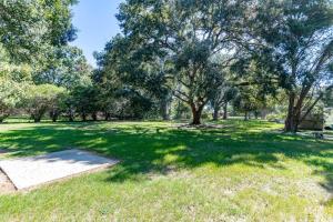 een park met bomen en een stoep in het gras bij Cozy & Quiet Lafayette Home in Lafayette