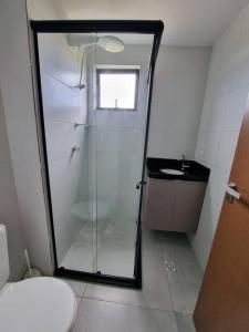 ein Bad mit einer Dusche, einem WC und einem Waschbecken in der Unterkunft Aconchego em Carapibus 2-Cobertura Nascente Sul in Conde