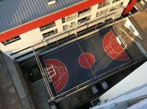 a basketball court in front of a building at Apartamento central in Manizales