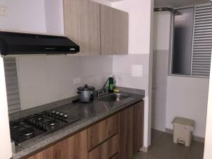 a small kitchen with a sink and a stove at Apartamento central in Manizales