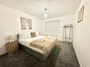 מיטה או מיטות בחדר ב-Swindon 3 bedroom relaxing home with parking - good location for family or contractors