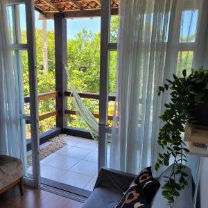- un hamac dans une chambre avec terrasse couverte dans l'établissement Centro de Búzios 2 quartos, à Búzios