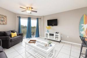 TV a/nebo společenská místnost v ubytování Luxurious 2BR 2BA Ocean Pointe Condo Tavernier Fl