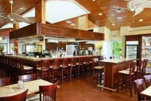 Restaurace v ubytování Luxurious 2BR 2BA Ocean Pointe Condo Tavernier Fl