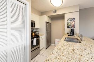 Kuchyň nebo kuchyňský kout v ubytování Luxurious 2BR 2BA Ocean Pointe Condo Tavernier Fl