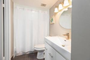 Koupelna v ubytování Luxurious 2BR 2BA Ocean Pointe Condo Tavernier Fl
