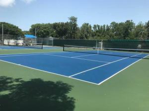 Tenis a/nebo squash v ubytování Luxurious 2BR 2BA Ocean Pointe Condo Tavernier Fl nebo okolí