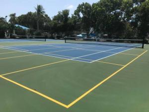 Tenis a/nebo squash v ubytování Luxurious 2BR 2BA Ocean Pointe Condo Tavernier Fl nebo okolí