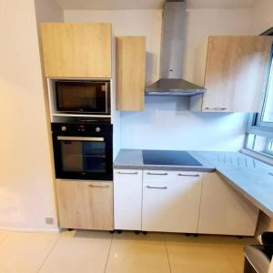 Kuchyň nebo kuchyňský kout v ubytování Séjour Perpignan avec piscine - Petit-déjeuner à la demande - 20 minutes de l'Espagne - Le Palace climatisé + 25 fotografií