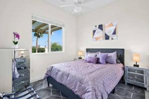 um quarto com uma cama grande e uma janela em Luxurious Getaway Near Coachella Stagecoach Pool Putting Green Parking Firepit Sleeps 11 em Indio mais 50 fotografias