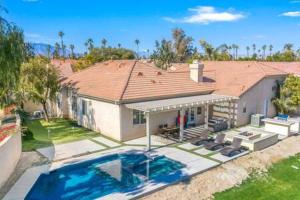 uma vista aérea de uma casa com piscina em Luxurious Getaway Near Coachella Stagecoach Pool Putting Green Parking Firepit Sleeps 11 em Indio