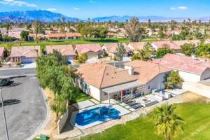 uma vista superior de uma casa com um parque de estacionamento em Luxurious Getaway Near Coachella Stagecoach Pool Putting Green Parking Firepit Sleeps 11 em Indio