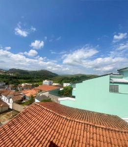 - une vue sur un bâtiment bleu avec des toits de tuiles rouges dans l'établissement Pousada Sagrada Familia, à Cachoeira Paulista