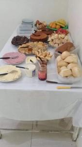 une table contenant de nombreux types de denrées alimentaires différents dans l'établissement Pousada Sagrada Familia, à Cachoeira Paulista