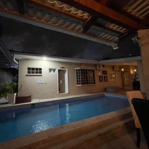 Una gran piscina en una habitación con en Quinta Vela Hotel, en Tegucigalpa